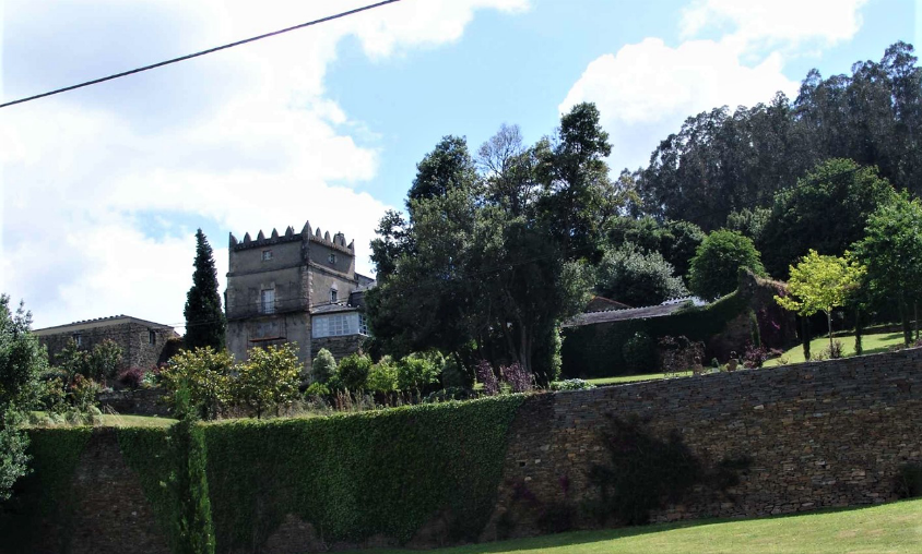 Castillo del Pividal en Santiago de Abres, donde se inició la recuperación del Camino de Santiago por el norte de España.