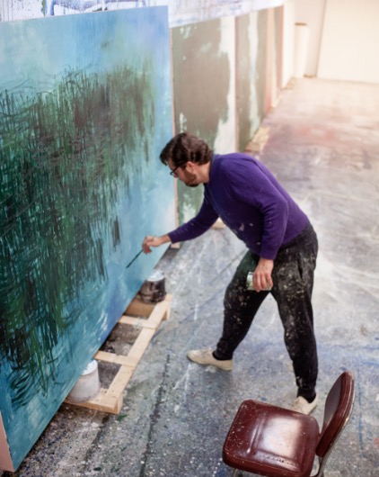 Hugo Fontela pintando en su estudio.