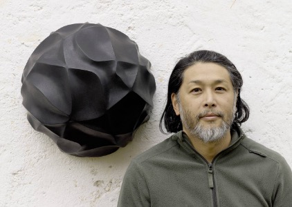 El artista Tandori Yamaguchi junto a una de sus obras.