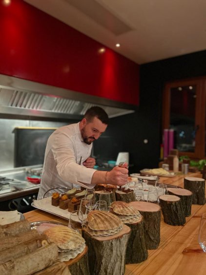 Elio Fernández remata algunos de sus platos en el restaurante Ferpel (Ortigueira).