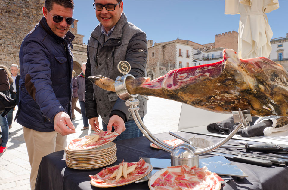 Personas degustando jamón