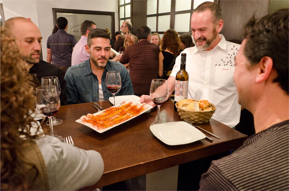 Personas degustando jamón