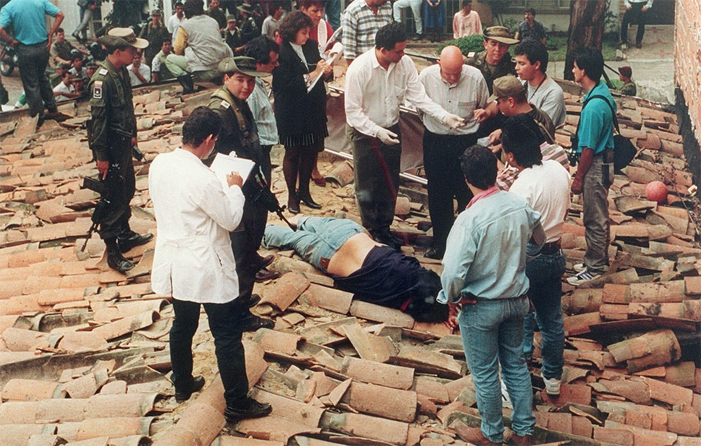 El cuerpo de Pablo Escobar sobre el tejado de una casa