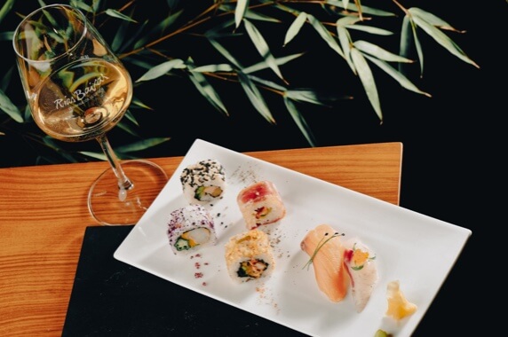 Los vinos elaborados con uvas Albariño, Caíño, Loureira Blanca, Treixadura o Godello resultan perfectos para maridajes considerados tradicionalmente difíciles como el sushi japonés