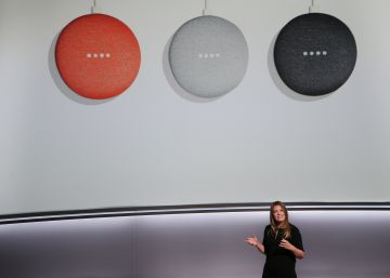 Isabelle Olsson, dise&ntilde;adora jefe de Google de 'home hardware' presenta el Google Home Mini en San Francisco el 4 de octubre.