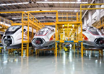 Vista general de la principal línea de ensamblaje de los Fuxing, el modelo estrella del TAV chino, en la planta de Qingdao.