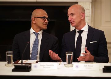 El CEO de Microsoft, Satya Nadella (izquierda) y el de Amazon, Jeff Bezos, en junio de 2017 en la Casa Blanca. 