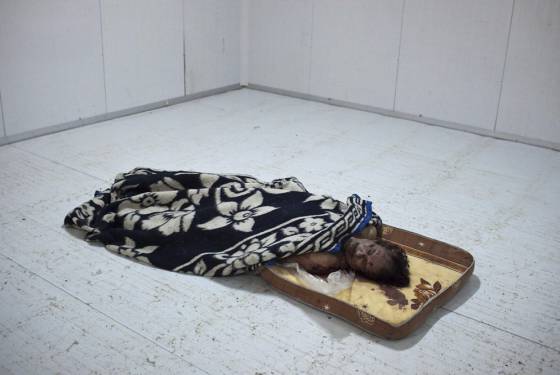 El cadáver de Gadafi en una cámara frigorífica, el pasado sábado, en la ciudad libia de Misrata.