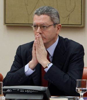 El ministro de Justicia, Alberto Ruiz-Gallardón, ante la Comisión de Justicia del Congreso. / ÁNGEL DÍAZ (EFE) EQUO advierte del grave retroceso y peligro para la salud que supondría una ley del aborto más restrictiva Verdes Equo Andalucía