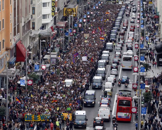 Manifestación de protesta contra el Gobierno y las Cortes el 25 de septiembre a su paso por la Gran Vía madrileña. / SANTI BURGOS 