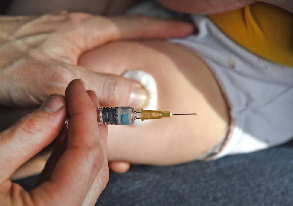 Un niño recibe una dosis de una vacuna en Quimper (Francia). 