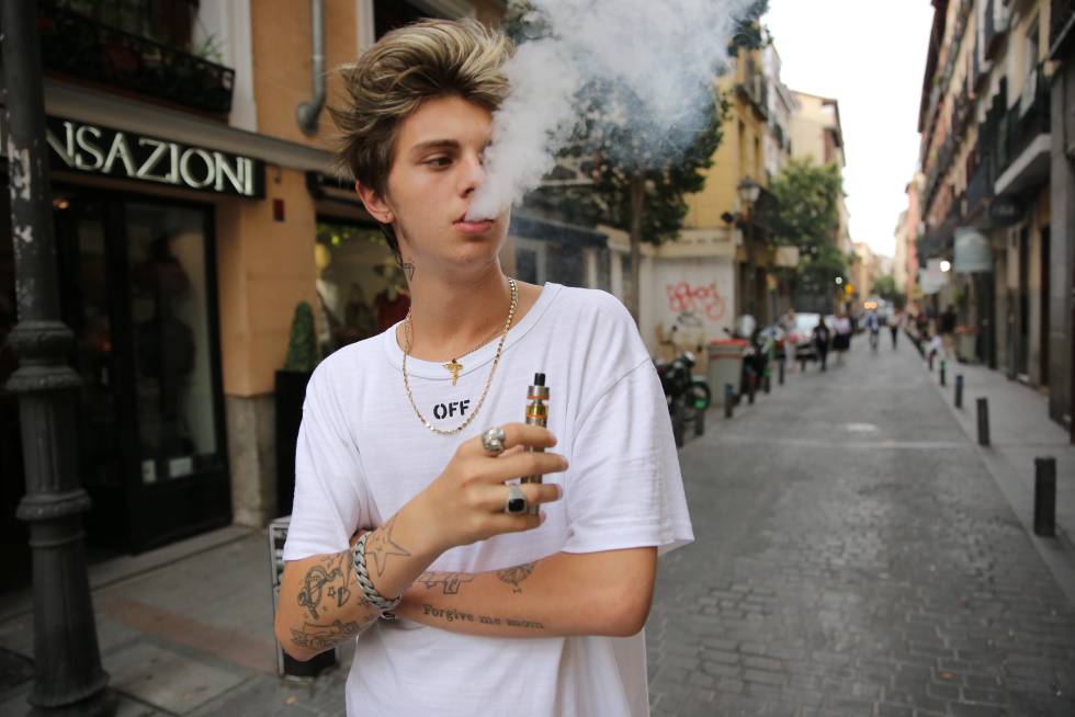 Joven fuma cigarro electrónico en la calle Pelayo de Madrid. rn rn rn