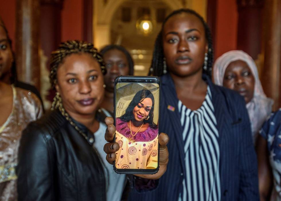 Un grupo de mujeres muestran en un móvil una fotografÃa de Maguette Mbeugou durante una concentración en Bilbao contra su asesinato.