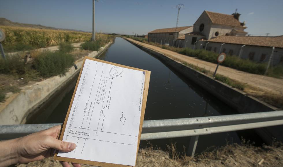Una de las banquetas del canal de riego del Jarama donde se enterraron lodos.