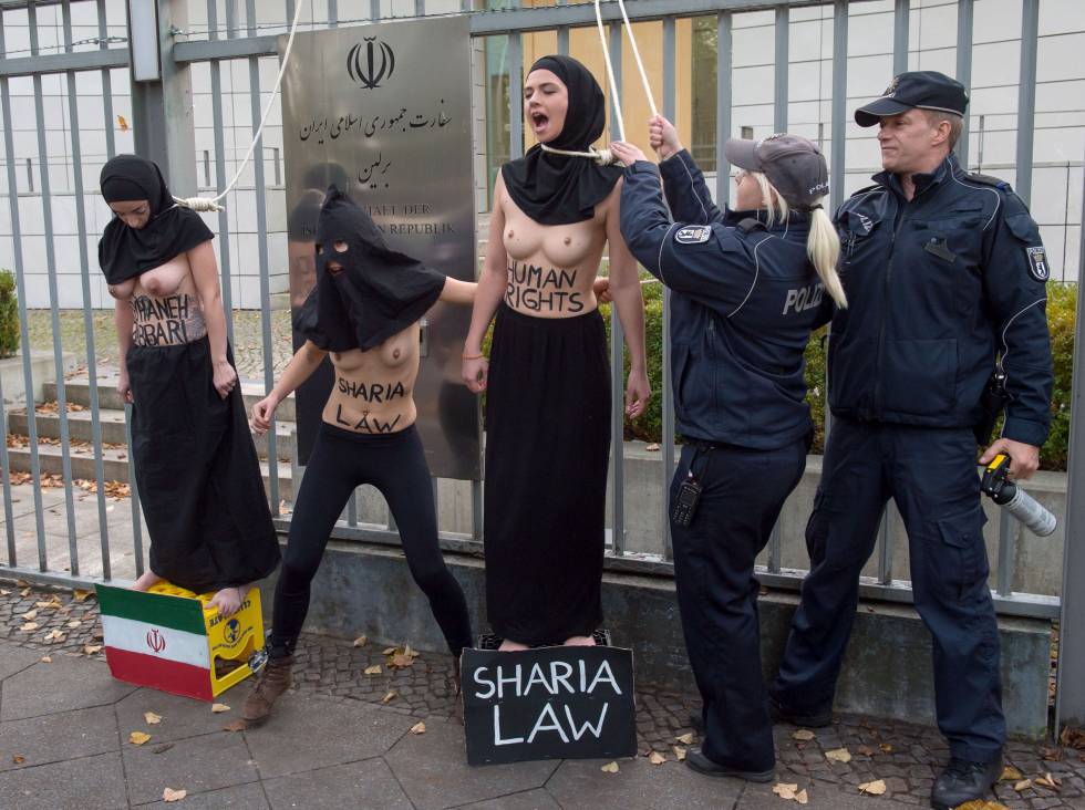 Activistas de Femen ante la embajada de Irán en Berlín protestan por la ejecución de una mujer.