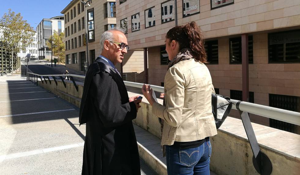 Margarida Garau, madre de la menor Nadia, con su abogado hoy jueves.rn rn