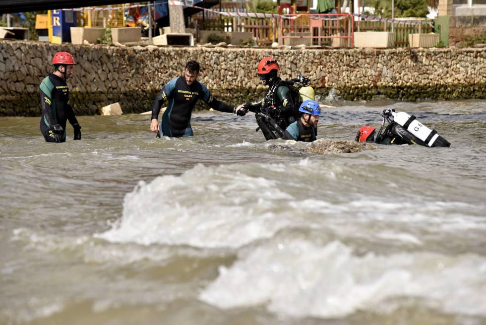 Miembros de la Guardia Civil, en plena búsqueda de una de las víctimas mortales de la riada de Sant Llorenç.