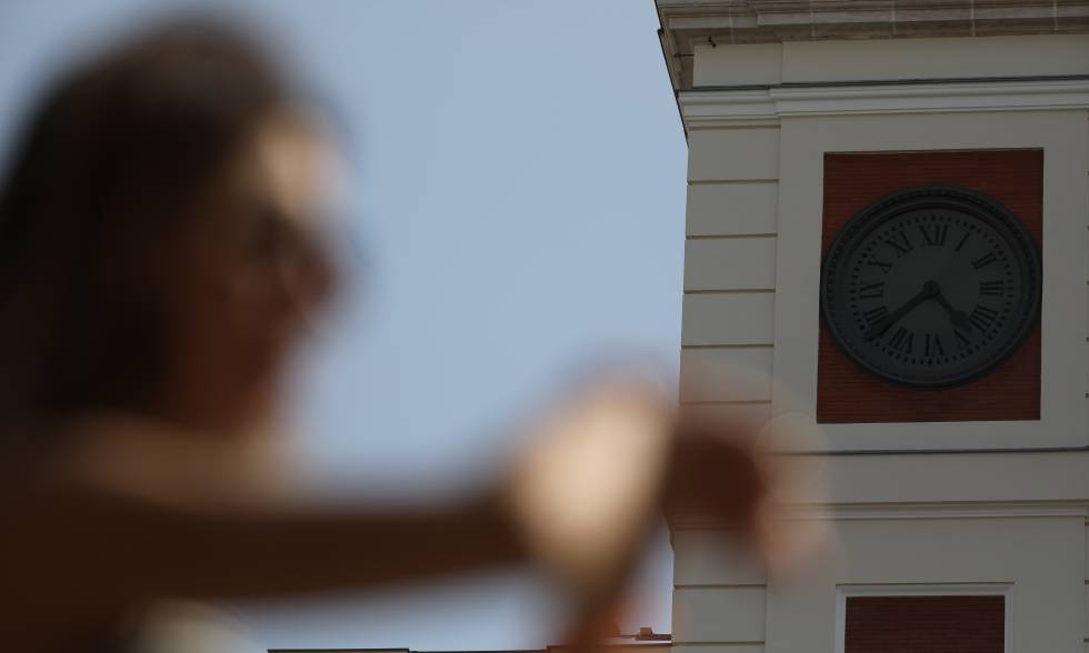 Un joven consulta la hora en la Puerta del Sol.