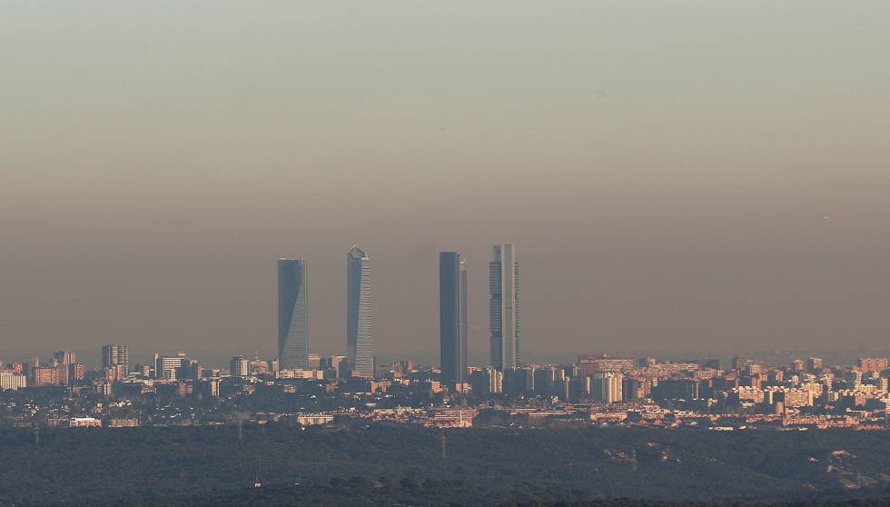Nube de polución sobre Madrid, en una imagen tomada en 2016 desde Torrelodones. 
