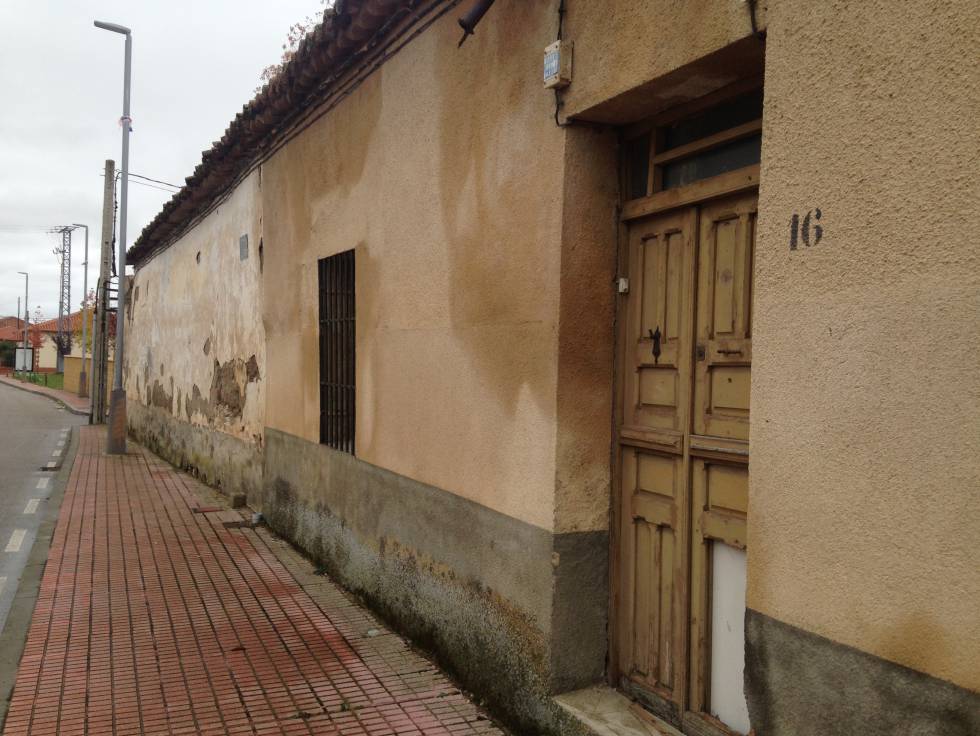 La casa, hoy abandonada, donde vivÃ­a el cura acusado y, segÃºn una vÃ­ctima, tuvieron lugar los abusos en Calzada de Valdunciel, Salamanca.