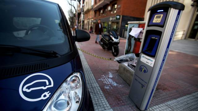 Punto de recarga de vehículos eléctricos en una calle de Madrid. 