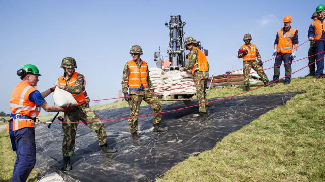 Varios soldados colaboran para reforzar un dique en Holanda.rn 