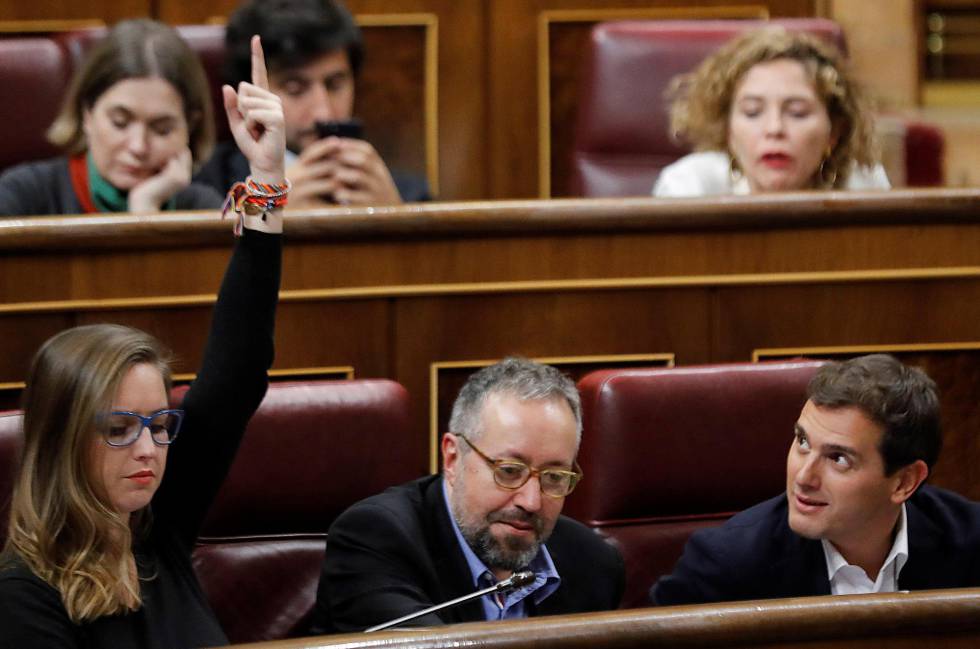 El presidente de Ciudadanos, Albert Rivera (derecha), el portavoz de Ciudadanos en el Congreso, Juan Carlos Girauta, y la portavoz adjunta Melisa RodrÃguez, ayer en elñ Congreso.