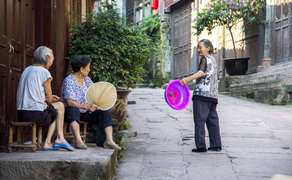 Unas señoras charlan el pasado junio en Anju, una localidad china.