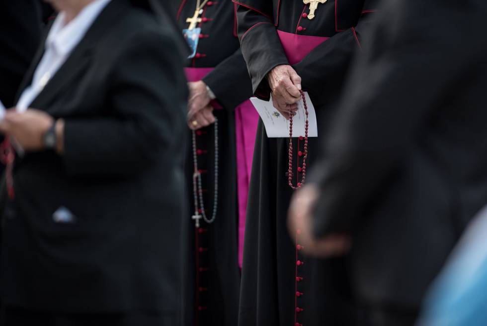 Obipsos y miembros del clero rezan el rosario. 