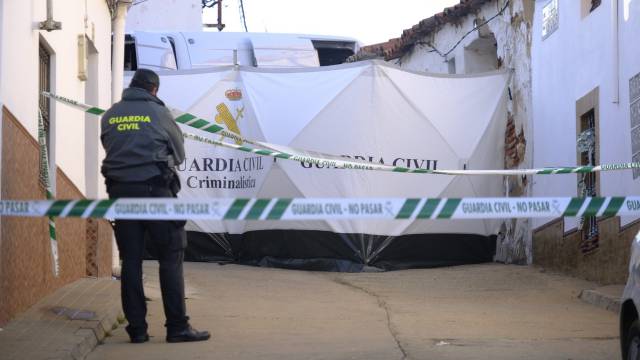 Un agente de la Guardia Civil en la zona acordonada.