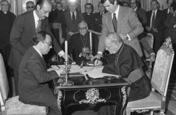 Marcelino Oreja y el nuncio vaticano ratifican en Madrid, en diciembre de 1979, los acuerdos sellados en enero entre España y la Santa Sede.