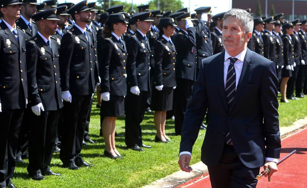 El ministro del Interior Grande-Marlaska en la graduación de los 1.200 policÃas en la escuela de Ãvila en junio pasado.