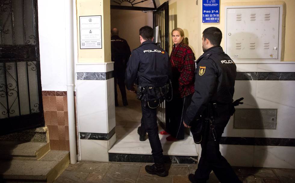 Varios policÃas acceden al edificio de la localidad malagueña de Fuengirola, donde una mujer de 47 años ha fallecido al ser apuñalada presuntamente por su pareja de 50 años.