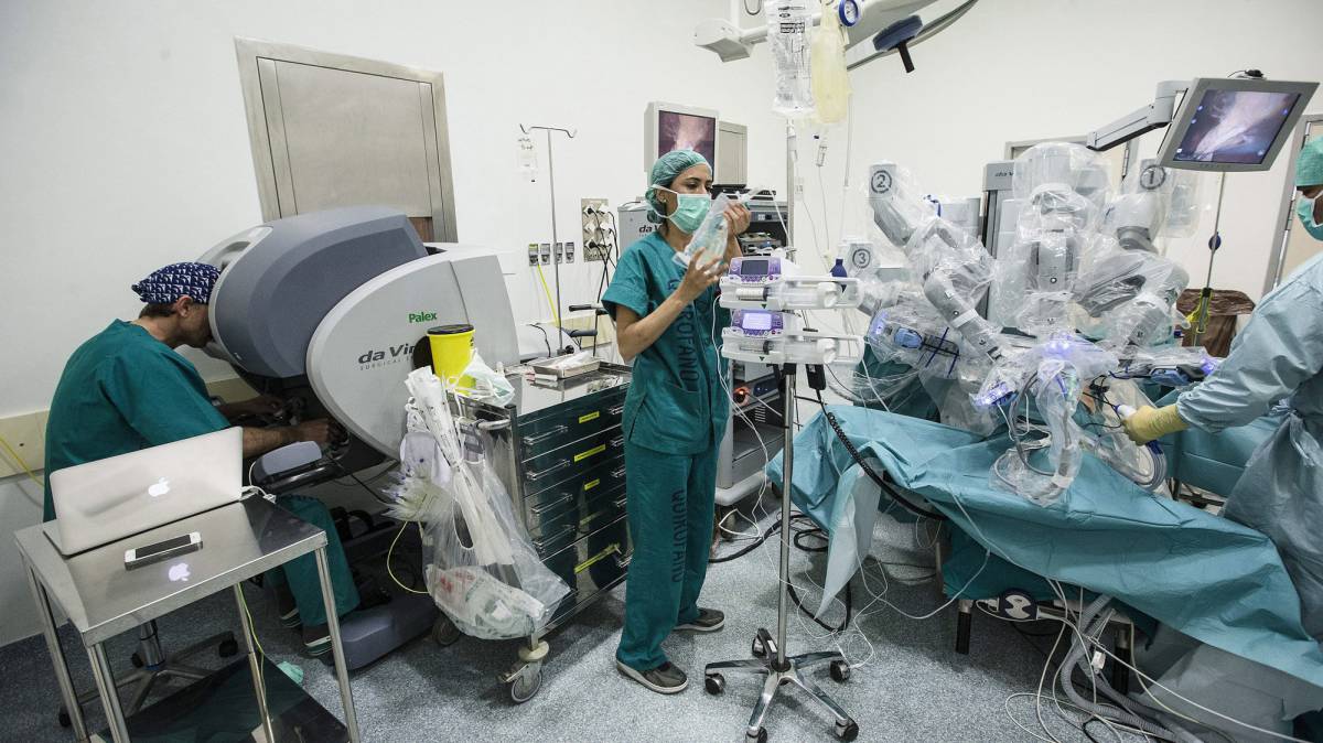 Varios médicos en un quirófano del Hospital de Málaga, asistidos por el robot Da Vinci. 