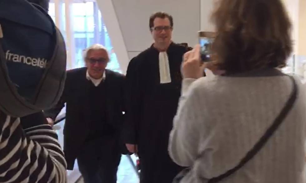 Jan Fasen, a la izquierda, llega al tribunal de París este lunes.