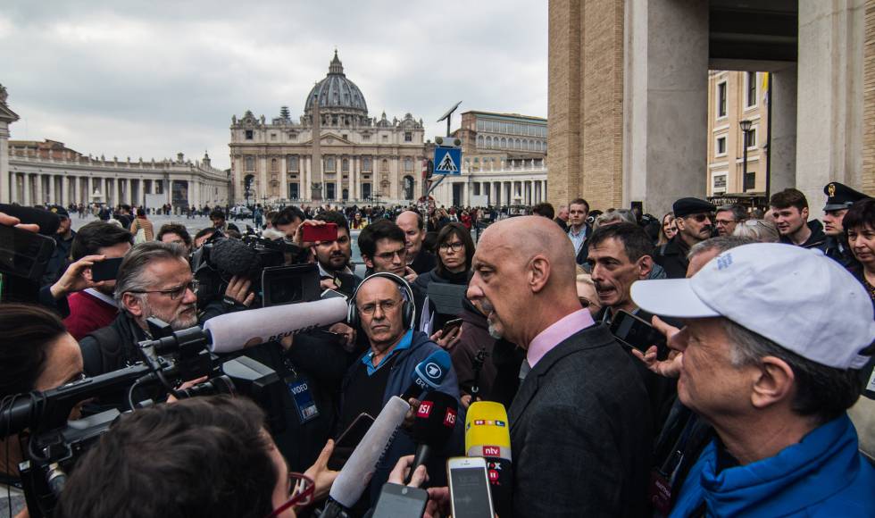 Víctimas de abusos este lunes en el Vaticano. 