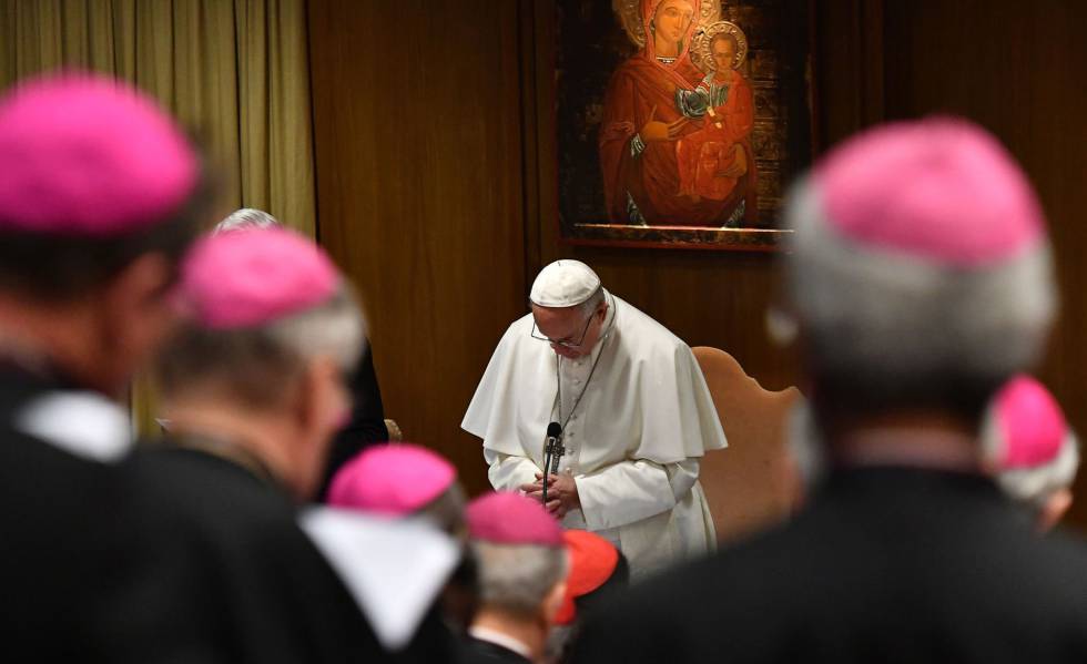 O Papa, durante a oraÃ§Ã£o em que deu inÃ­cio Ã  cÃºpula contra a pedofilia