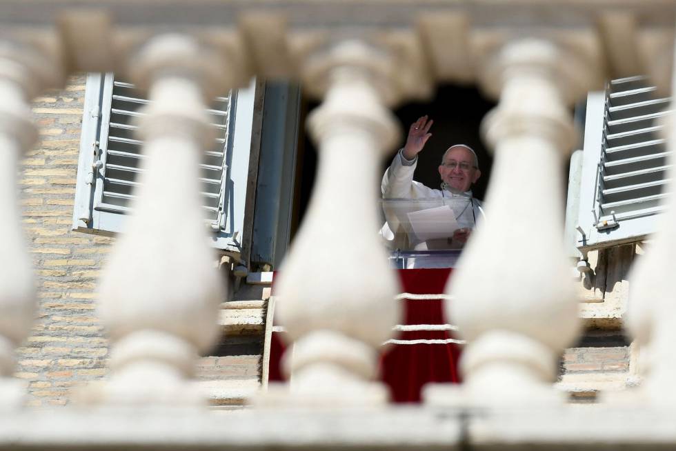 El papa Francisco saluda a los fieles, hoy domingo en el rezo de la oración del Angelus en el Vaticano.