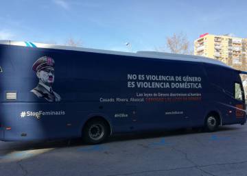 Hazte Oír usa la imagen de Hitler en un autobús para caricaturizar las leyes contra la violencia machista