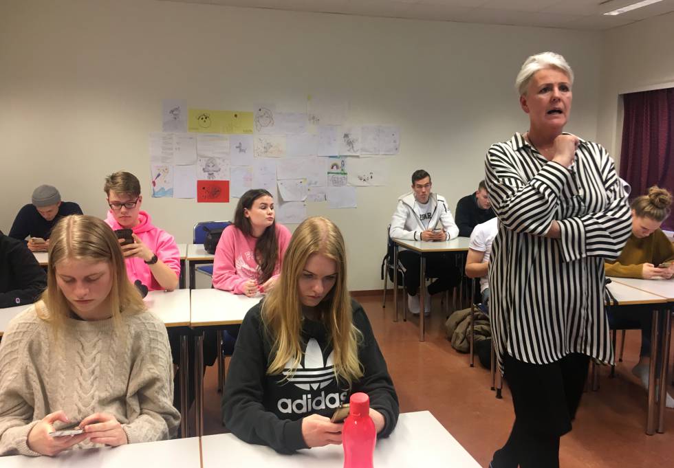 A professora Hanna Björg Vilhjálmsdóttir durante sua aula de gênero em uma escola.