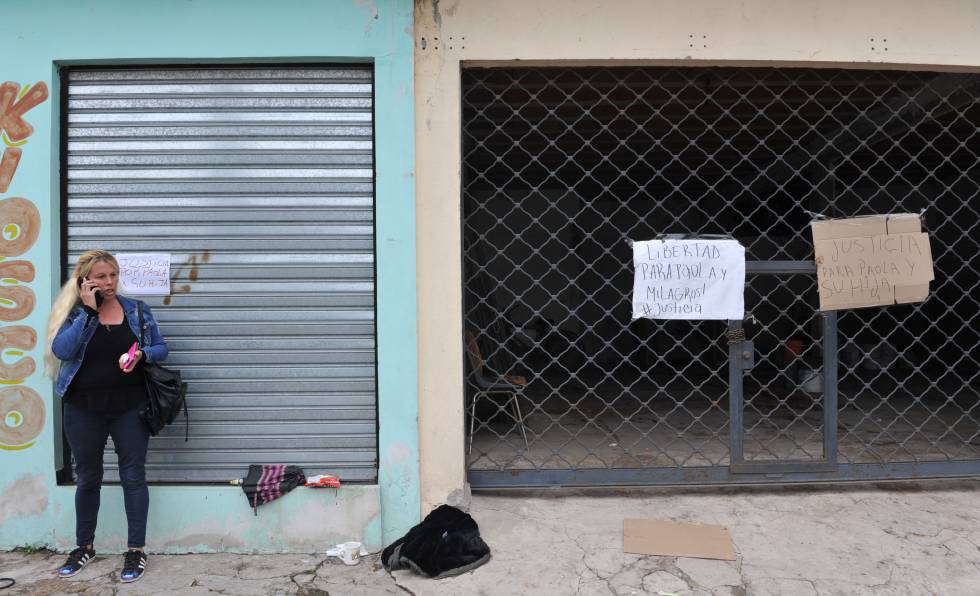 MarÃa Córdoba frente a la casa de su hermana Paola, hoy detenida.