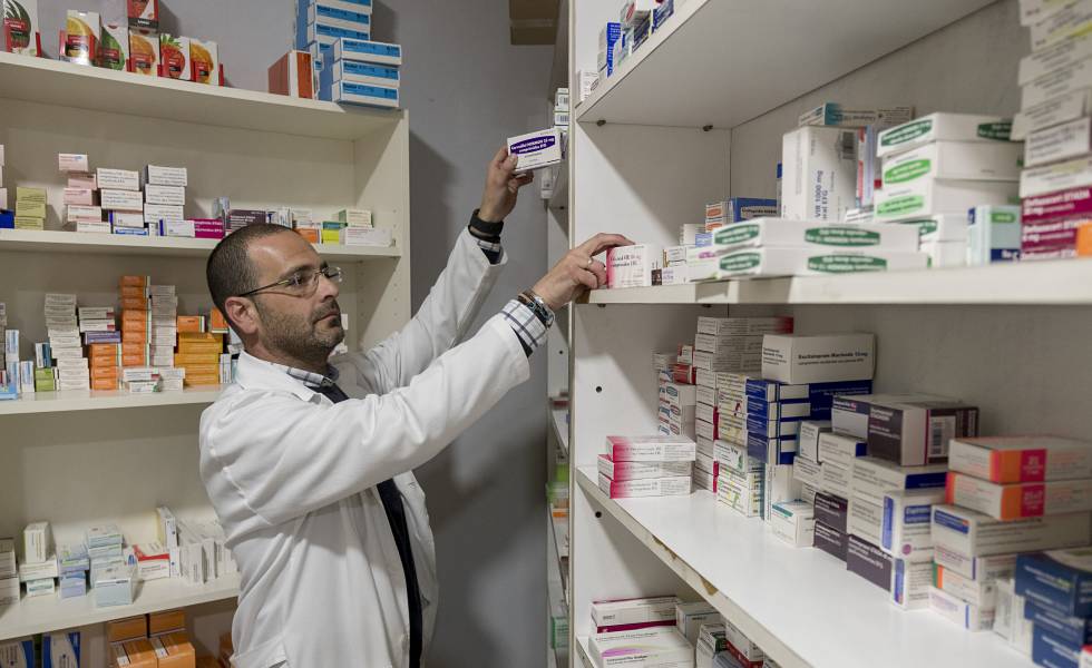 Un farmacÃ©utico dispensa medicamentos en una farmacia de Sevilla. 