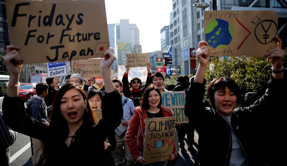 Estudiantes durante la marcha por el clima en Tokio (Japón), este viernes.