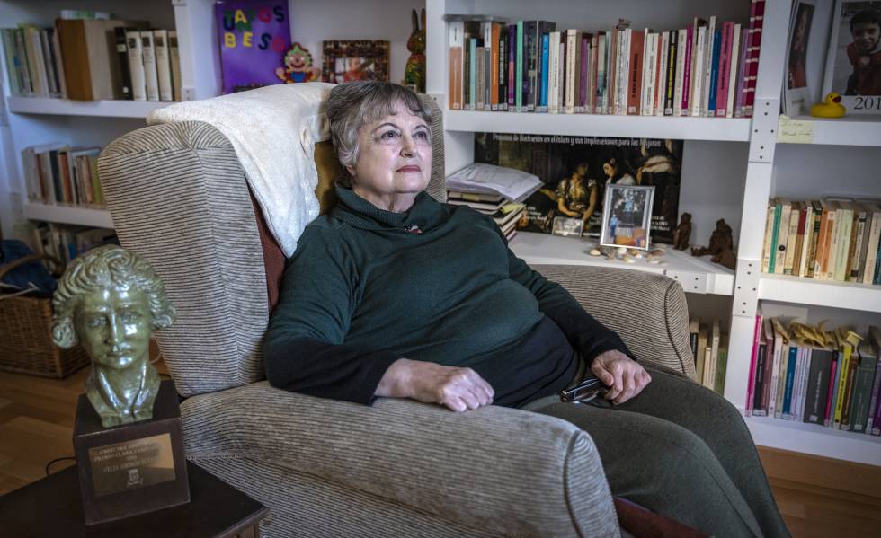 Celia AmorÃ³s, sentada en su casa de Valencia junto al busto de Clara Campoamor, el 13 de marzo. 