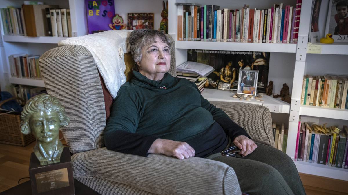 Celia Amorós, sentada en su casa de Valencia junto al busto de Clara Campoamor, el 13 de marzo. 