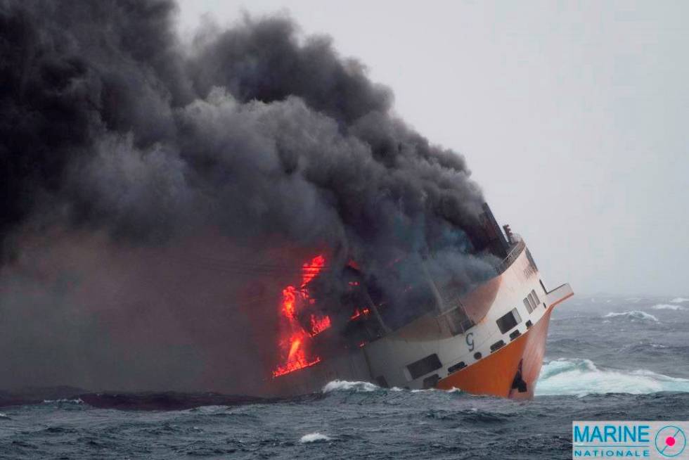 El buque italiano Grande America, del armador Grimaldi Group, en llamas a 200 millas nÃ¡uticas de la costa de Francia, el pasado martes. 