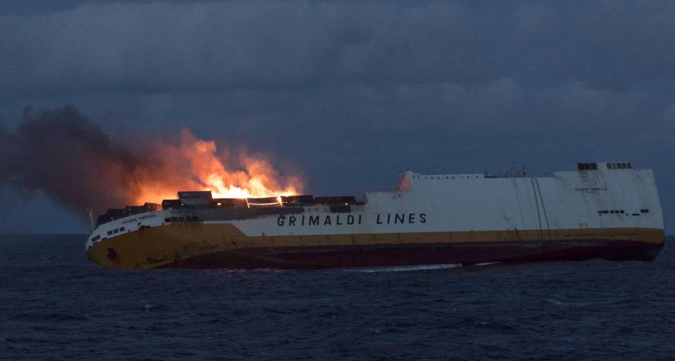 El buque italiano 'Grande America', en llamas el pasado martes, en una imagen cedida por la Marina francesa.