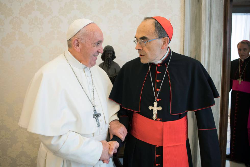 O Papa cumprimenta o cardeal Barbarin, na segunda-feira passada, quando este lhe apresentou seu pedido de demissão.