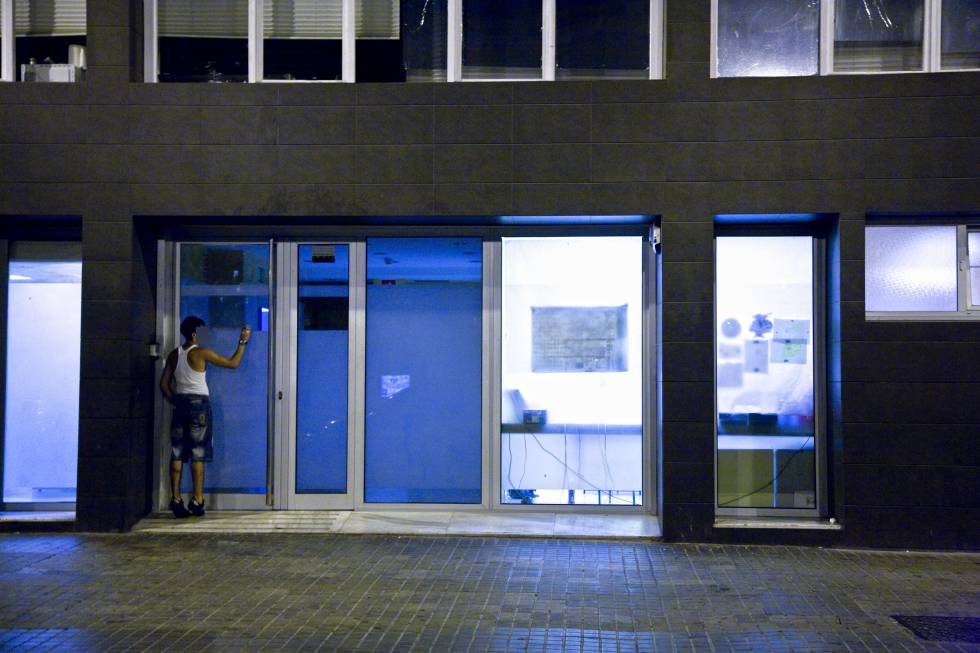 Un joven espera en la puerta de la DGAIA en Barcelona en una foto de archivo.