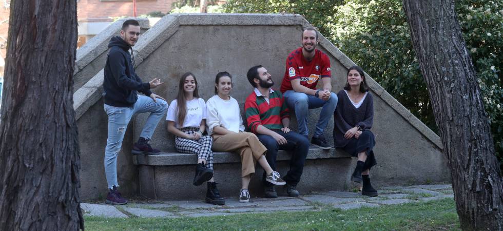 Desde la izquierda, Alonso, Mónica, Irene, Manuel G., Manuel J. y Carmela, en el colegio mayor Covarrubias de Madrid el miércoles.